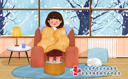 摄图网_401878416_下雪的天气在室内泡脚的女孩（企业商用）