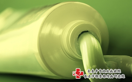 摄图网_302594159_青绿化成色的（企业商用）药膏
